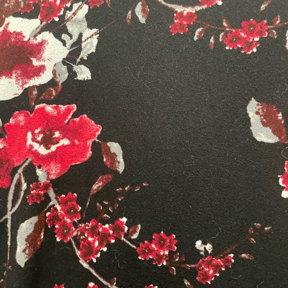 Floral Top 🌻🌻 4 for $25 bundle🌻🌻 - Picture 3 of 5